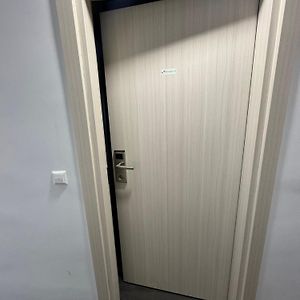 Zimmer mit Kingsize-Bett